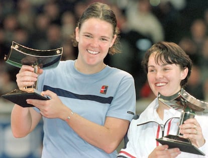 Lindsay Davenport (i) levanta su trofeo, junto a Martina Hingis, que quedó en segundo lugar, en el open de Pan Pacific de Tokio el 7 de febrero de 1998.