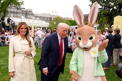 El presidente Donald Trump y la primera dama Melania Trump, junto al conejo de Pascua, en la Casa Blanca, en una foto del pasado 21 de abril.