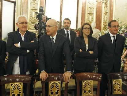 De izquierda a derecha: Rosa Díez, Cayo Lara, Josep Antoni Duran Lleida, Soraya Rodríguez, Alfonso Alonso, ayer en el Congreso, en el velatorio de Adolfo Suárez.
