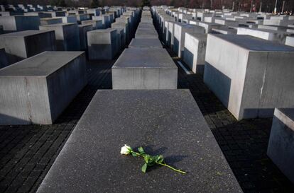 Una rosa, sobre una de las estelas del monumento a los judíos asesinados (memorial del Holocausto), en Berlín (Alemania), para conmemorar el 75 aniversario de la liberación por las tropas soviéticas del campo de concentración de Auschwitz-Birkenau, en Polonia.