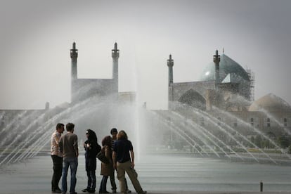 Más conocida como Naghsh-i Jahan y original del siglo XVI, sus hitos arquitectónicos son la mezquita del Imán, cubierta por las típicas tejas de porcelana azul, la hermosa y delicada mezquita de Sheikh Lutfullah, con la cúpula más bella y la decoración más refinada de todo el país, y el palacio de Ali Qapu.