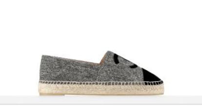 Chanel espadrilles in grey tweed and black velvet.