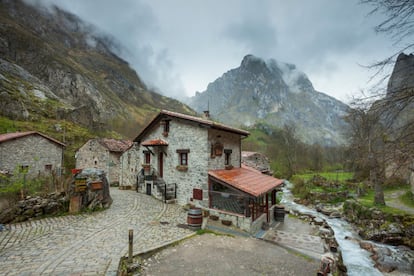 Apenas 30 vecinos viven en Bulnes, un pequeño <a href="https://www.turismoasturias.es/" target="_blank">pueblo del concejo asturiano de Cabrales</a> con casas de piedra caliza y teja roja. Hasta la construcción en 2001 del funicular subterráneo que une la aldea con el vecino pueblo de Poncebos, la única forma de llegar a Bulnes era a pie, por el estrecho y empinado sendero que recorre la Canal del Texu (tejo en castellano). Dominando el paisaje, el Picu Urriellu o Naranjo de Bulnes, la mítica cima de los <a href="https://elviajero.elpais.com/elviajero/2018/07/05/actualidad/1530779337_989745.html" target="_blank">Picos de Europa</a>.