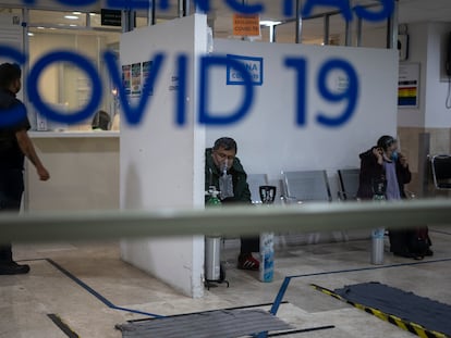 Varias personas esperan en la sala de urgencias de covid-19 del Hospital de los Venados de Ciudad de México, el 25 de diciembre de 2020.