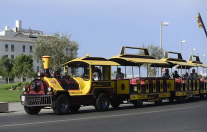 Tren turístico que recorre la dársena del puerto de Valencia.
