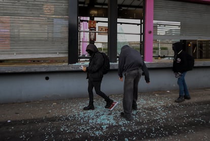 Manifestantes realizan acción directa en las instalaciones del Metrobús Perisur.