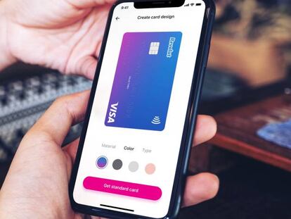 Una persona operando a través de un móvil con Revolut