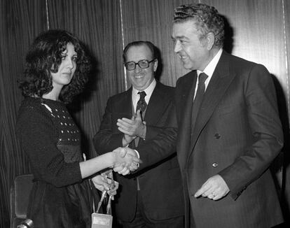 El director de la editorial Rialp, Rafael García (derecha), entrega el premio de poesía Adonáis, en presencia del director de la Biblioteca Nacional, Hipólito Escolar, a Blanca Andreu. 
