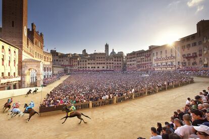 Durante un minuto, miles de personas contienen la respiración hasta saber cuál de las 10 'contradas' (barrios) que compiten en el Palio, la mítica carrera que se celebra el 2 de julio y el 16 de agosto en la Piazza del Campo de Siena (Italia), se llevará la gloria. Se monta a pelo, y el ganador es siempre el caballo que complete primero, con o sin jinete, tres vueltas a la plaza.