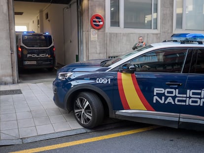 Los implicados en el suceso en el que una madre y su hija se precipitaron ayer por la mañana desde el quinto piso del número 38 de la avenida de Los Telares a su llegada este jueves al juzgado de Avilés.