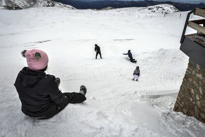 Una familia juega en la nieve en la estación de La Molina (Girona). Estarán en alerta amarilla (riesgo) por nevadas, Ávila, Segovia, Soria, La Rioja, Burgos, Álava, Guipúzcoa (también por olas), León, Orense, Zamora, Lugo, Cantabria y Asturias.