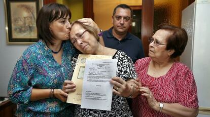 Encarna Pérez, con familiares en Valencia.