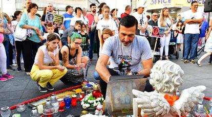 Davor Dragicevic, en la instalación en recuerdo de su hijo fallecido en Banja Luka, el pasado julio.