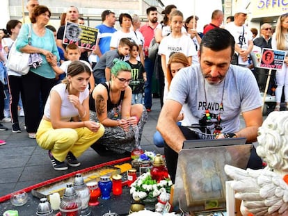 Davor Dragicevic, en la instalación en recuerdo de su hijo fallecido en Banja Luka, el pasado julio.