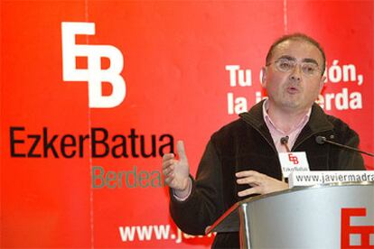 Javier Madrazo, coordinador general de Ezker Batua, durante el acto celebrado en la sede de IU-EB de Bilbao.