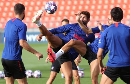 Diego Costa en el centro durante el entrenamiento del Atlético, el sábado en Majadahonda.