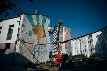 Murales en una calle del barrio de Canido.