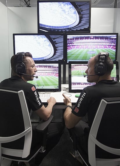 El colegiado Antonio Mateu Lahoz y su asistente Pau Cebrián llevan a cabo una prueba de sonido con sus homólogos en el estadio donde está a punto de arrancar el partido entre el Atlético de Madrid y el Girona de la pasada jornada 30ª de LaLiga.