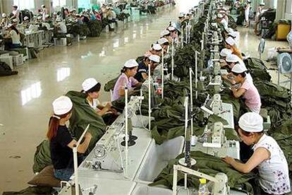 Mujeres trabajando en una fábrica de ropa de Huaibei, al este de China, en la provincia de Anhui.