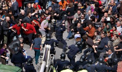 Vecinos y agentes antidisturbios se enfrentan en el Cabanyal.