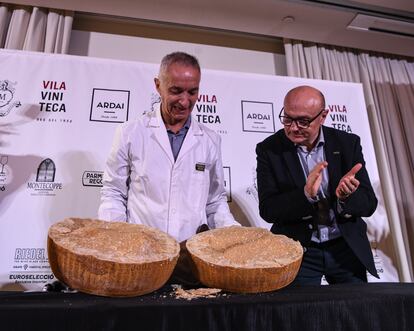 Sante Spagiari y Igino Morini muestran el Parmigiano Reggiani de 23 años recién abierto.