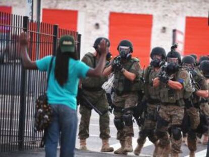 Uma cena dos distúrbios em Ferguson, Missouri.