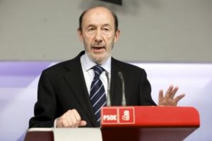 Rubalcaba, en la rueda de prensa tras la reuni&oacute;n de la Ejecutiva del PSOE.