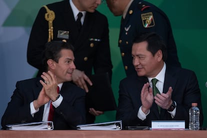 Enrique Peña Nieto y Miguel Ángel Osorio Chong, en Ciudad de México, el 21 de diciembre de 2017.