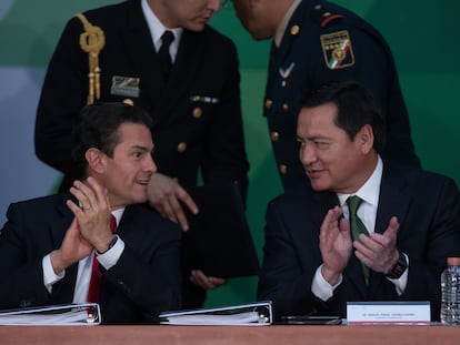 Enrique Peña Nieto y Miguel Ángel Osorio Chong, en Ciudad de México, el 21 de diciembre de 2017.