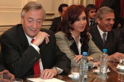 Da esquerda para a direita: os ex-presidentes da Argentina Néstor e Cristina Fernández Kirchner e o ex-governador do Neuquén, Jorge Sapag, em 2007