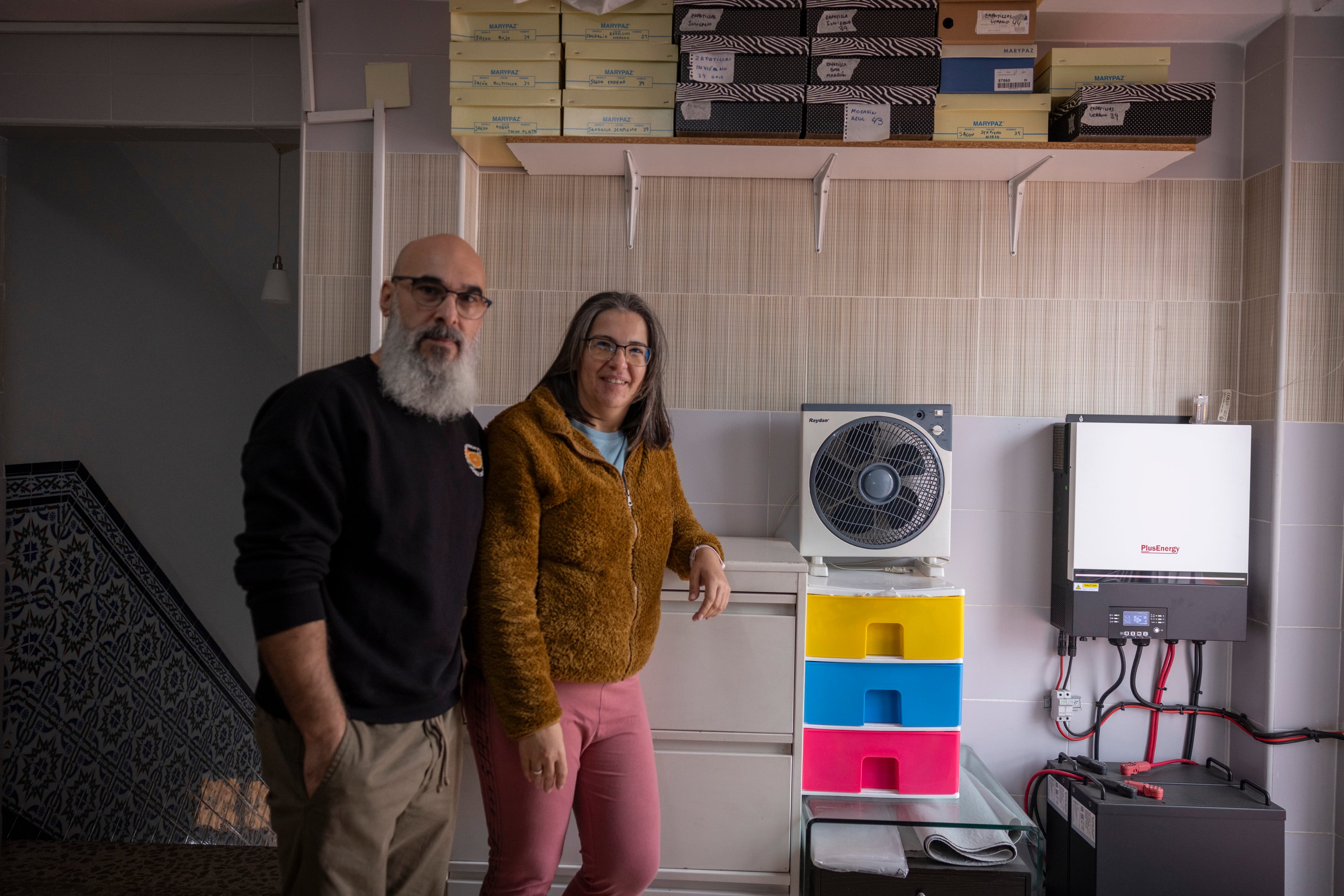 Sara Jiménez e Israel Salamanca, junto a las baterías de almacenamiento de sus placas solares. 