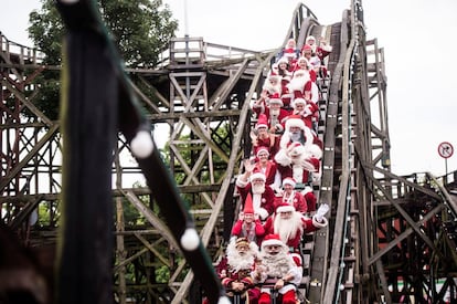 En la reunión de Santas se tratan asuntos como de que color será el árbol de Navidad, el tema candente este año. En la imagen, los Santa Claus en una montaña rusa en el parque de atracciones Bakken, que acoge el evento.