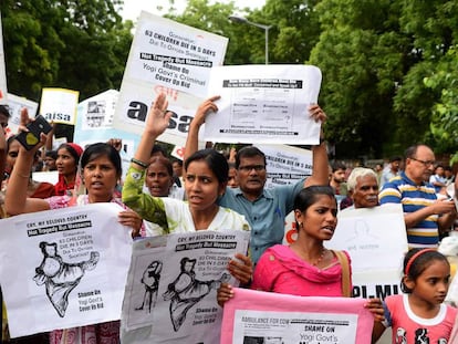 Manifestantes y estudiantes indios protestan por la muerte de 64 niños en un hospital, este domingo en Nueva Delhi.