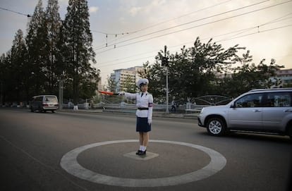Una mujer policía controla el tráfico en una intersección en Piongyang (Corea del Norte).