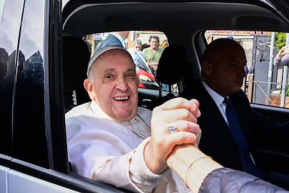 El papa Francisco, este sábado en Roma tras abandonar el hospital Gemelli, donde estuvo tres días ingresado por una bronquitis.