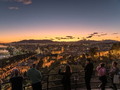 Un grupo de turistas observaba el atardecer desde el mirador de Gibralfaro, en Málaga.