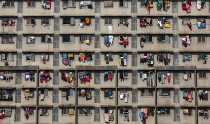 Ventanas con ropa colgada en un bloque de viviendas de Bombay (India).