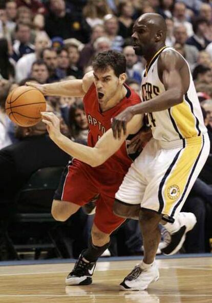 José Manuel Calderón intenta escaparse de Darrell Armstrong durante el partido que han disputado los Raptors y los Pacers y que ganaron los de Indiana por 102-84.