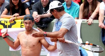 Rafa Nadal habla con su tío Toni en París.