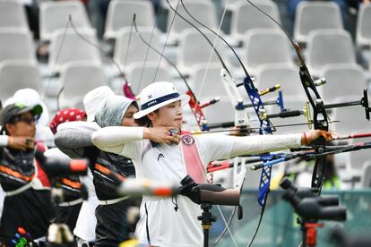 Kong Chaeyong, de Corea del Sur, durante la ronda clasificatoria de tiro con arco en los Juegos Asiáticos en Jakarta (Indonesia). 