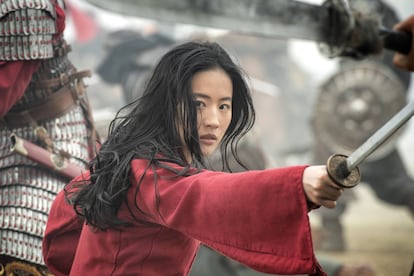 La actriz Liu Yifei, en una escena de 'Mulán'.