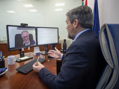 Luis Pérez, director general del PCT Cartuja (d), durante una reunión virtual con Felipe Romera, director general del PTA (i).