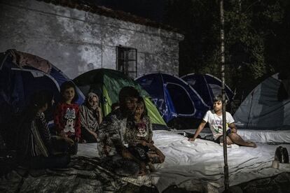 Ali Ahmed, que trabaja como voluntario en la ONG danesa Team Humanity, corrobora la amenaza que han subrayado estos días Acnur y Médicos Sin Fronteras: el riesgo de una ola de infecciones de la covid-19 es elevado. “Es imposible mantener la distancia de seguridad, la gente no tiene agua para lavarse, y mucho menos material sanitario”.