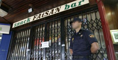 Un policía vigila el bar Faisán, en Irún, en 2006.