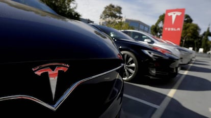 Coches de la marca Tesla en un concesionario de la marca