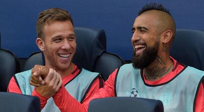 Arthur y Arturo Vidal, antes de un partido de Champions.