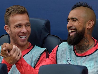 Arthur y Arturo Vidal, antes de un partido de Champions.