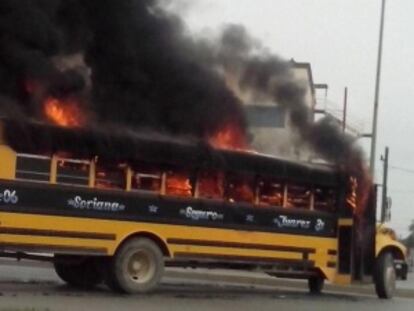 Un autobús escolar en llamas en las calles de Reynosa, México.