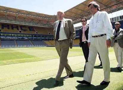 Luis Aragonés, ayer, en el estadio del Fenerbahçe junto a los directivos del club turco.