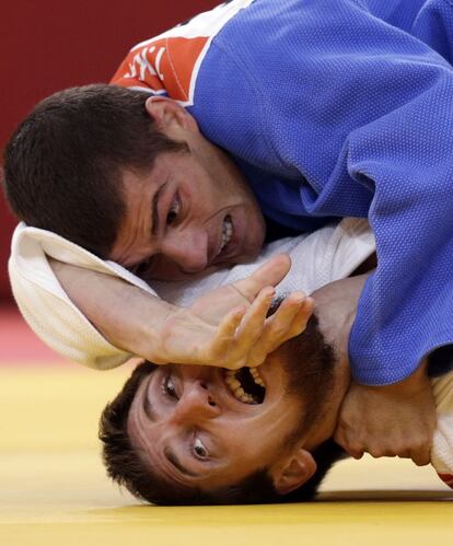 El azerbayano Tarlan Karimov (azul) contra el ruso Musa Mogushkvof, en la clasificación de judo, -66kg.